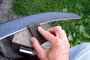 Peening a scythe blade